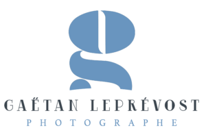 L'image montre un exemple d'en-tête comportant le logo de « Gaétan Leprévost Photographe ». Le dessin met en valeur un « g » bleu minuscule stylisé formé de formes courbes. En dessous, « GAÉTAN LEPRÉVOST » apparaît en lettres majuscules noires, avec « PHOTOGRAPHE » en lettres majuscules bleues en dessous.