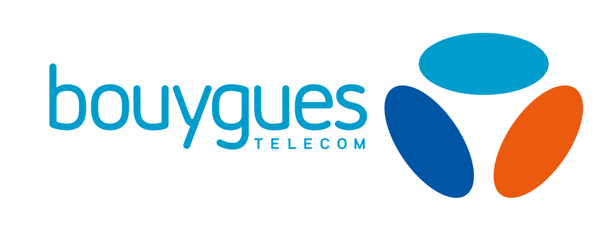 L'image montre le logo de Bouygues Telecom. Il est composé du mot « bouygues » en minuscules, en lettres bleu clair, et du mot « TELECOM » en majuscules, en lettres bleu clair plus petites en dessous. À droite, il y a trois formes ovales formant un dessin triangulaire stylisé en bleu, orange et bleu clair.