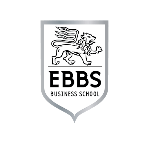 Un logo argenté et blanc pour l'EBBS Business School. Le blason représente un lion rugissant stylisé avec une crinière et une queue flottantes, debout à quatre pattes au-dessus du texte « EBBS ». En dessous, « Business School » est écrit en lettres plus petites. La forme générale du blason se rétrécit jusqu'à former une pointe en bas.