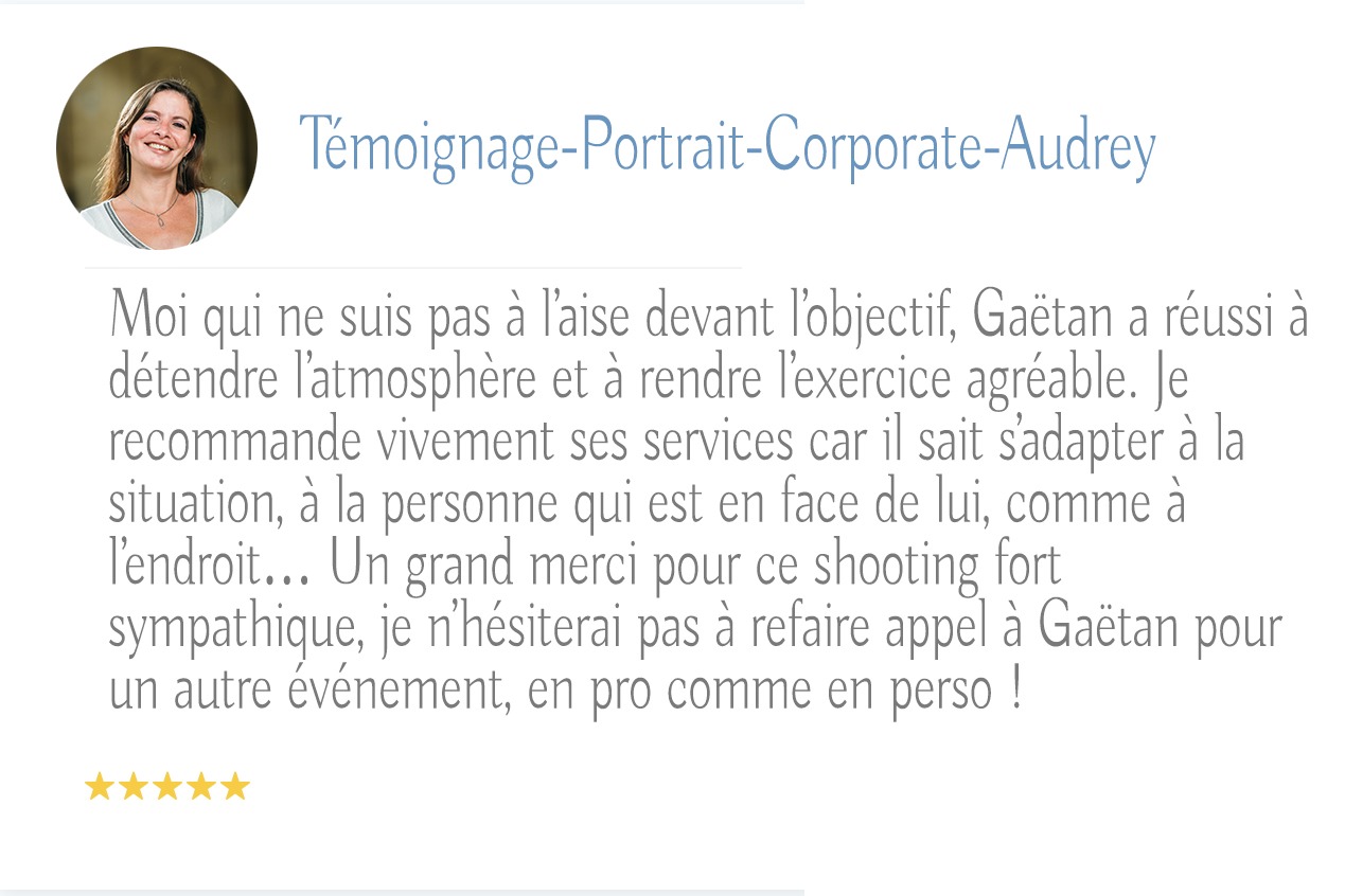 Un témoignage en français avec une photo circulaire bleu clair d'une femme souriante en haut à gauche. Le texte félicite Gaëtan, un photographe de mariage à Bordeaux, pour avoir mis le sujet à l'aise et lui avoir fourni un excellent service. Il se termine par un merci sincère et cinq étoiles jaunes en bas à gauche.