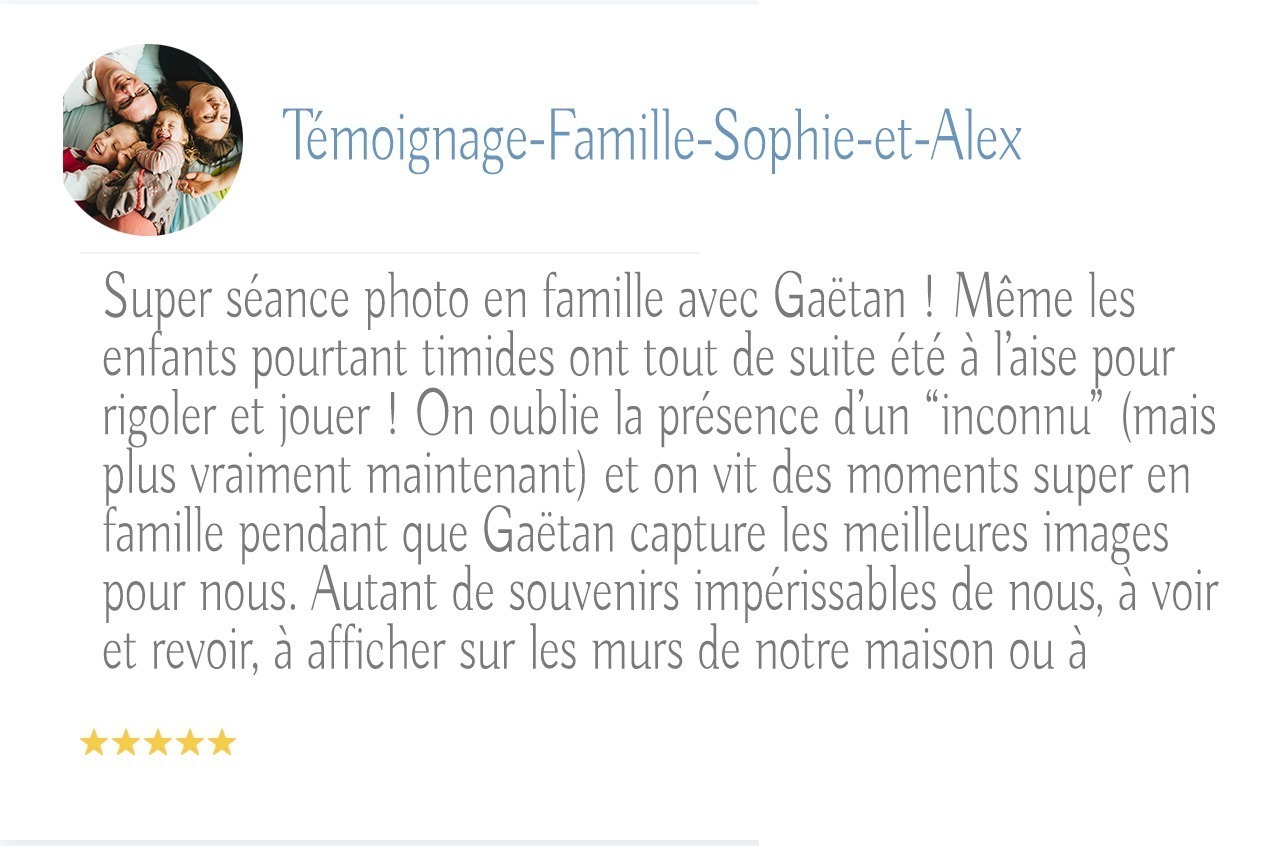 Un avis intitulé "Témoignage-Famille-Sophie-et-Alex" avec une photo d'une famille souriante. L'avis français fait l'éloge d'une séance photo de famille avec Gaëtan, soulignant le confort de chacun et les excellentes photos prises, créant des souvenirs durables. Le photographe de mariage Bordeaux a obtenu une note de cinq étoiles.