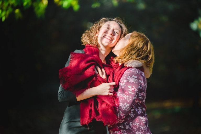 Deux femmes partageant un câlin sincère lors d’une touchante séance photo mère-fille.