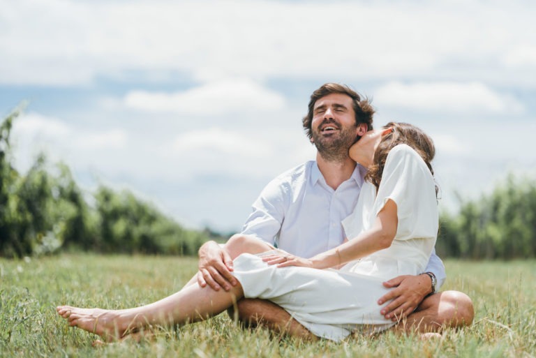 Séance photo de couple : Love and Sun au Château Haut-Nouchet