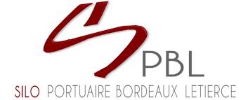 Logo de Silo Portuaire Bordeaux Letierce (PBL). L'image, souvent capturée par un photographe d'entreprise, présente des lettres rouges stylisées formant un dessin au-dessus des initiales grises « PBL ». En dessous se trouvent les mots « Silo Portuaire Bordeaux Letierce » en lettres majuscules rouges et grises sur fond blanc.