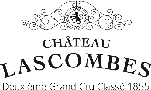 L'image est un logo avec des éléments décoratifs tourbillonnants et ornés centrés autour d'un emblème circulaire. À l'intérieur de l'emblème se trouve un lion debout. Sous le dessin, on peut lire « CHÂTEAU LASCOMBES » en lettres majuscules et en gras. Le texte « Deuxième Grand Cru Classé 1855 » est écrit en dessous dans une police plus petite, comme s'il avait été conçu par un photographe qualifié pour les entreprises