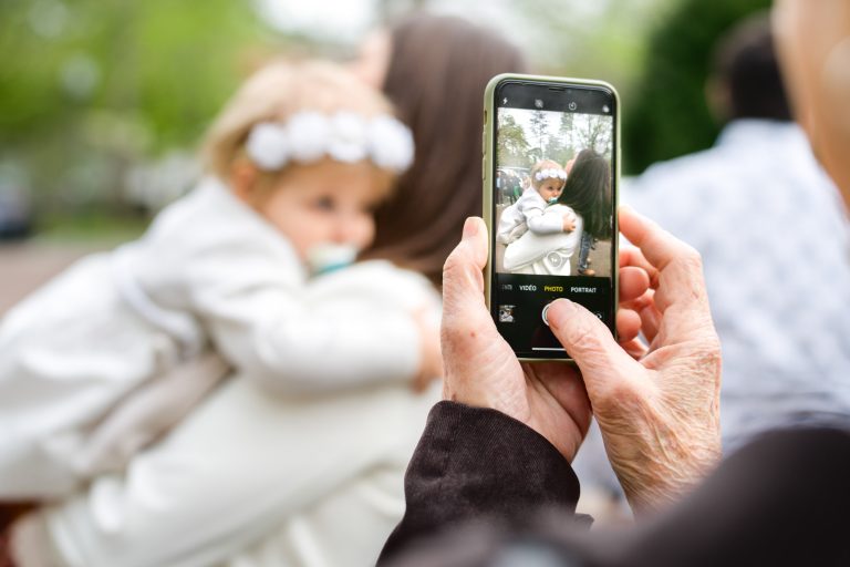 Une personne tenant un bébé.